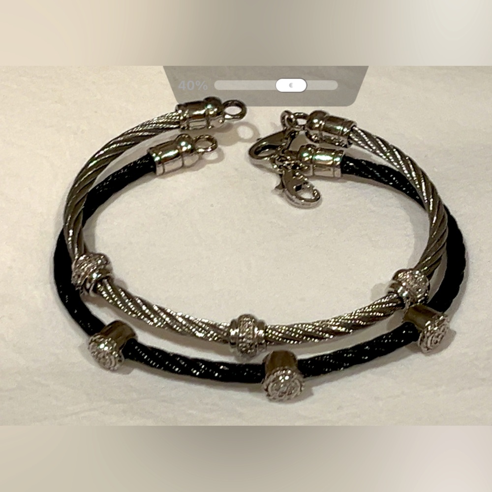 Set of bracelets. Crystal detail. Excellent condition.